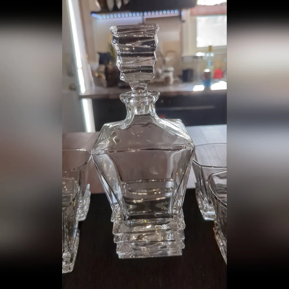 27oz Whiskey Decanter & Glass Set - Picture 4 of 5